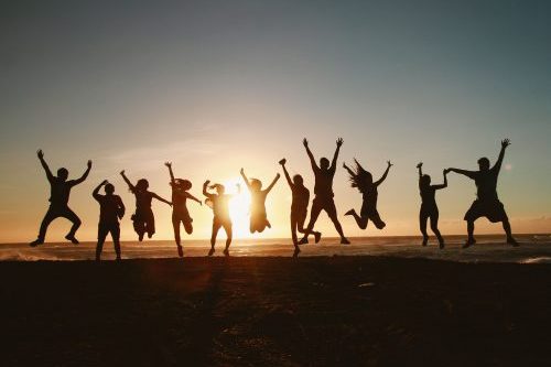 Grupo personas en la playa