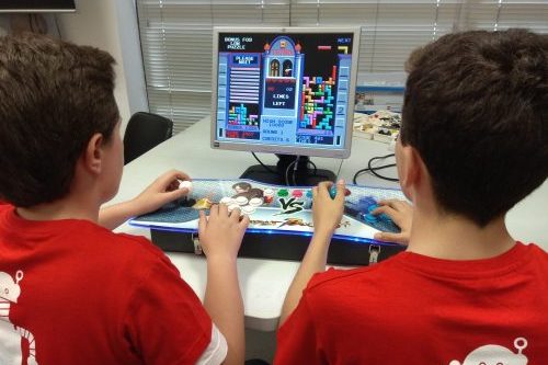 Campamento de robotica niños jugando