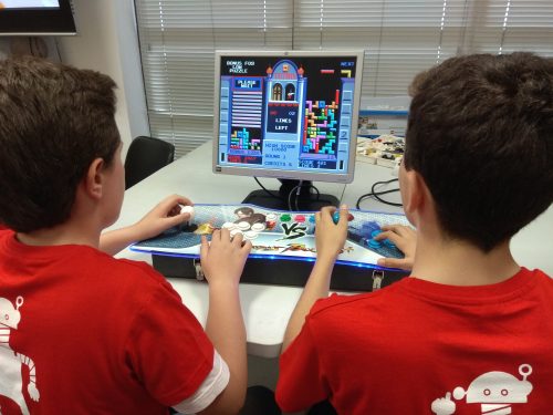 Campamento de robotica niños jugando